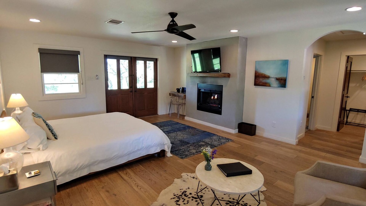 Kyle Hotel | Charming 1-bedroom cottage nestled in the Texas Hill Country on 88-acres located in Kyle Texas.