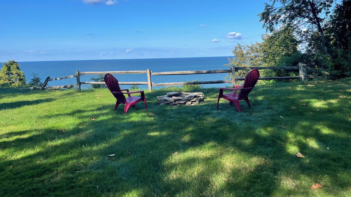 North East House | Charming 1-bedroom house with beautiful lake views in tranquil North East