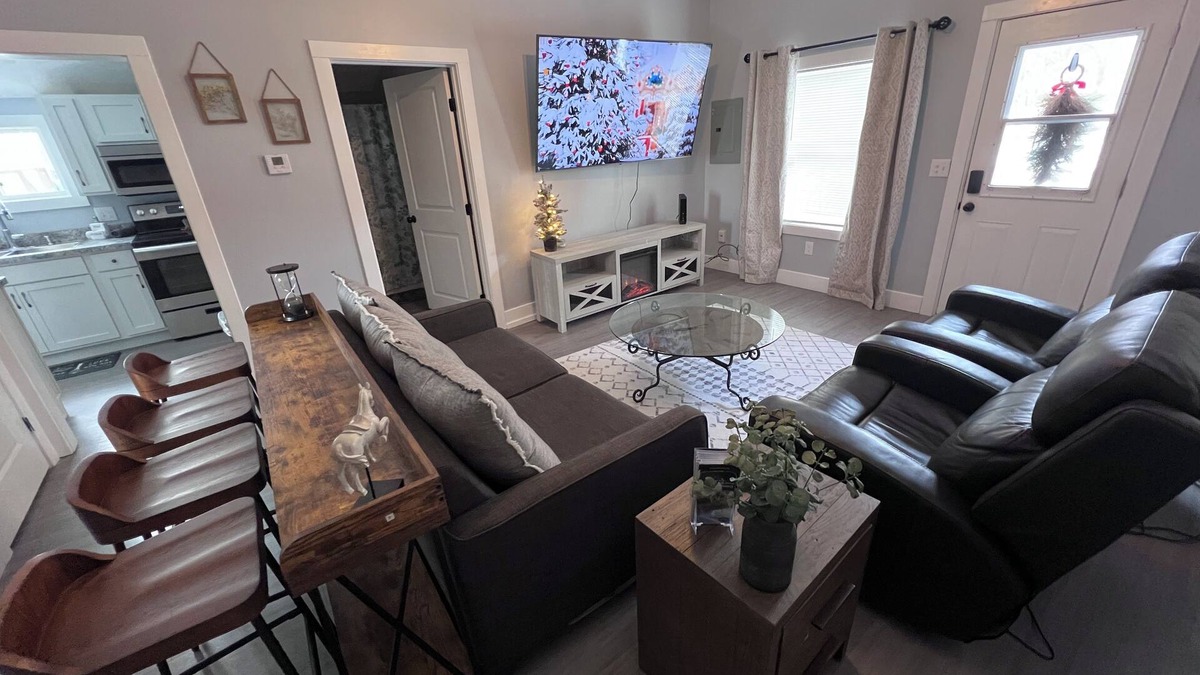 Charlotte House | Charming 1-bedroom house in beautiful Charlotte with AC, WiFi