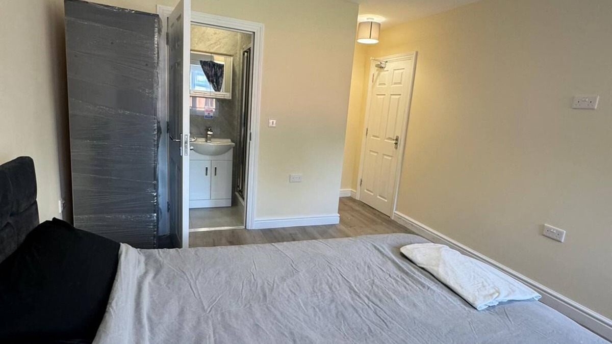 Beddington South Apartment | Charming 1-bedroom Modern Ensuite room in a 6-Bedroom apartment with WiFi