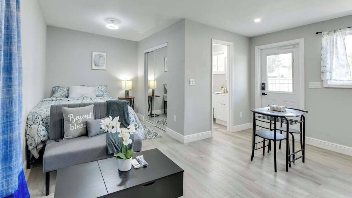 Bearss Plaza Apartment | Charming 1-bedroom studio with WiFi and AC in delightful Tampa.