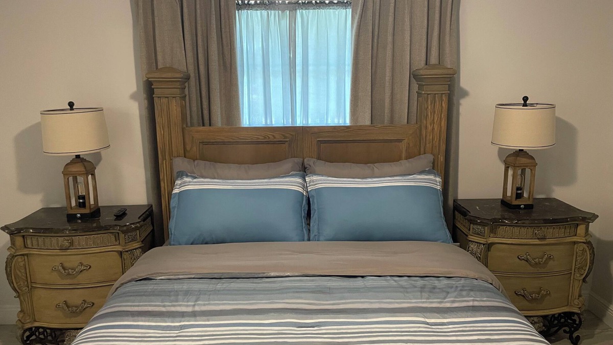 Eisenhower House | Charming 1-bedroom 1 bathroom suite with AC, WiFi in Lehigh Acres