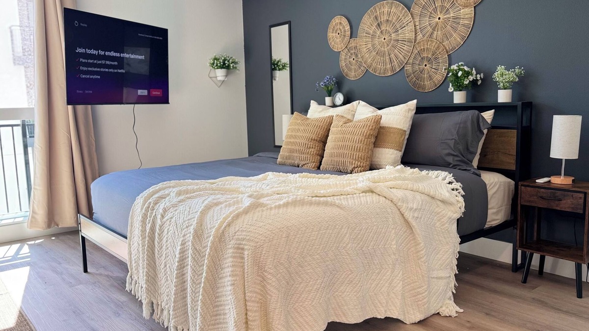 Hollywood Apartment | Charming 1-bedroom apartment in fabulous Los Angeles with AC, fitness room