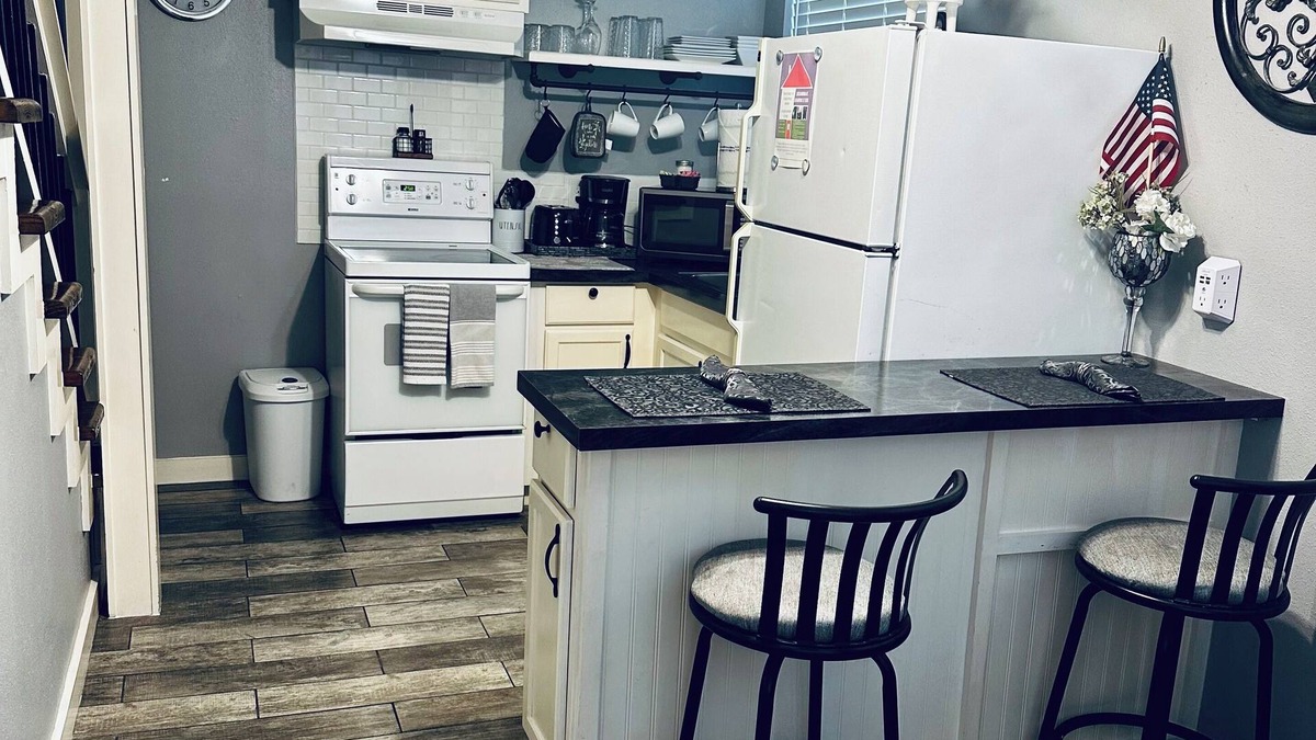 Highland Park Cottage | Charming 1-bedroom cottage in welcoming San Antonio with AC