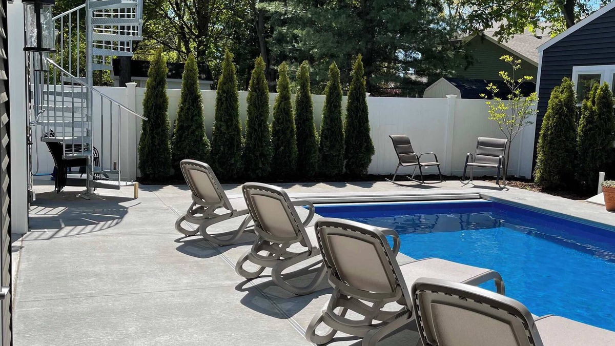 South Haven Cottage | Charming 1-bedroom cottage WiFi and AC, Beach, Pool, FireplacenPool Table, Ping