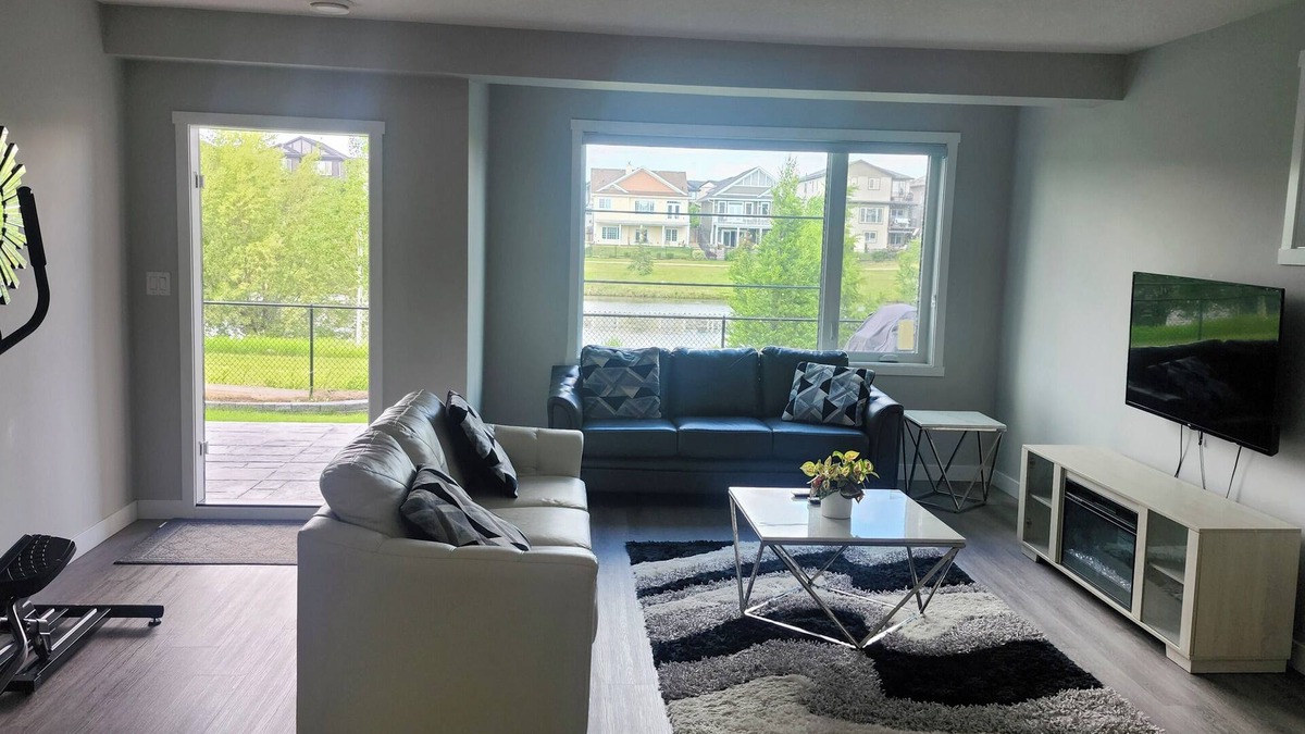 Beaumont House | Charming 1-bedroom walkout pond backing suite with fitness machine, AC and bbq