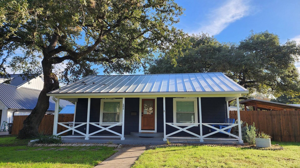 Lockhart House | Charming 1-BR pet friendly house in Lockhart. Short stroll to the best BBQ spots