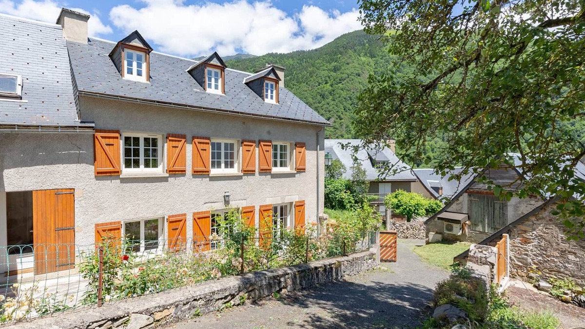 Avajan House | Charming 10-Person House with Wifi, Garden, and Terrace - 5 Min from Loudenvielle