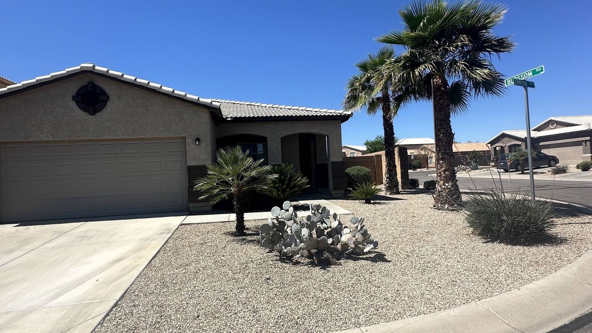 San Tan Valley House | Charming 1440 Sq/ft 3 bedroom/2 bathroom @ Johnson Ranch Golf Course Community