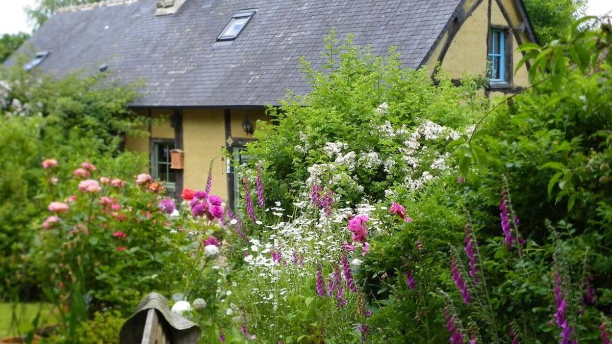 Sainte-Opportune Cottage | Charming 1780 House with Lush Garden and WIFI
