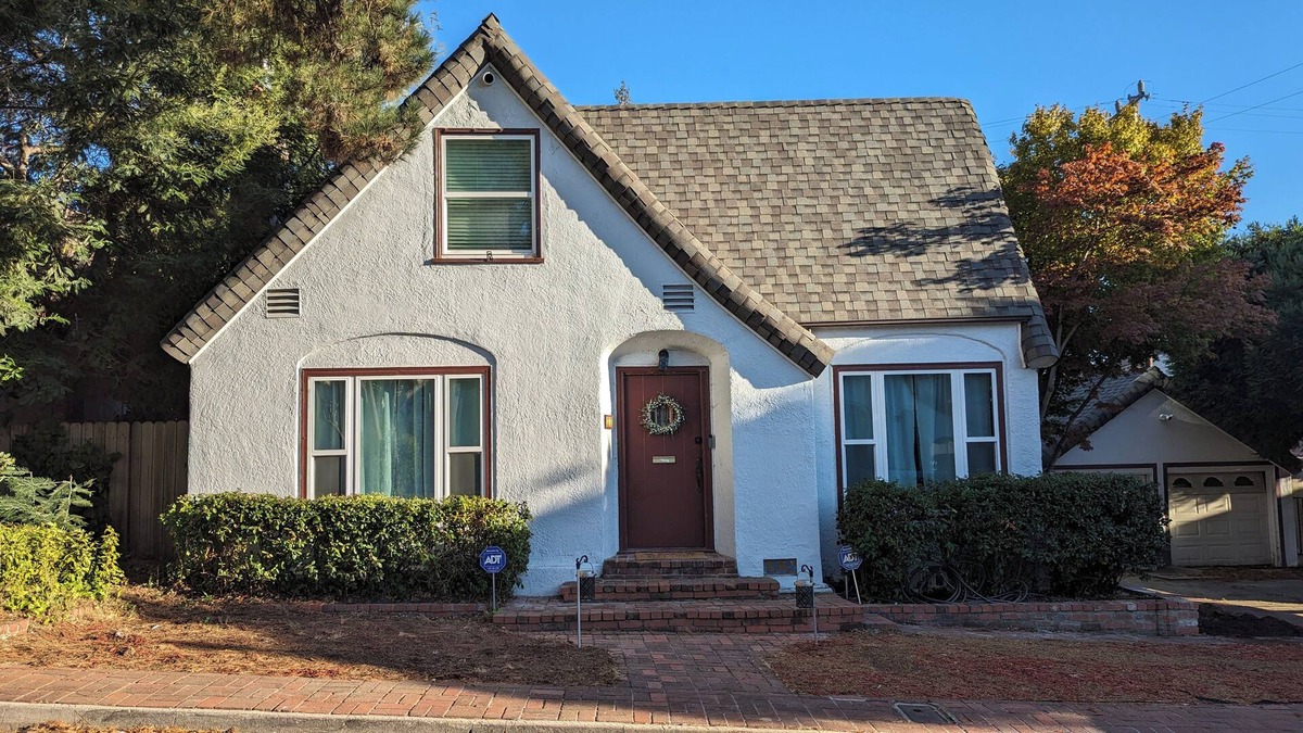 Vallejo House | Charming 1920s Retreat with outdoor space and close to Napa! Pet-friendly