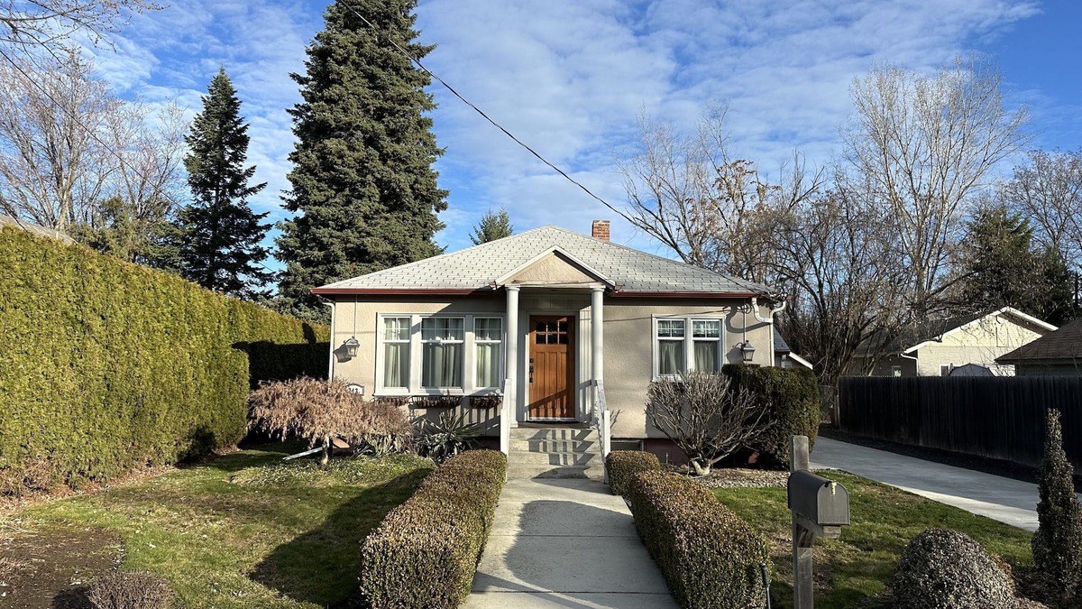 Walla Walla East Cottage | Charming 1936 cottage in Walla Walla wine country.