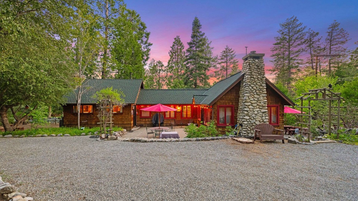 Idyllwild Cottage | Charming 1937 Vintage Cottage 2 bedrooms/baths,(Sleeps 4) walk to town/creek