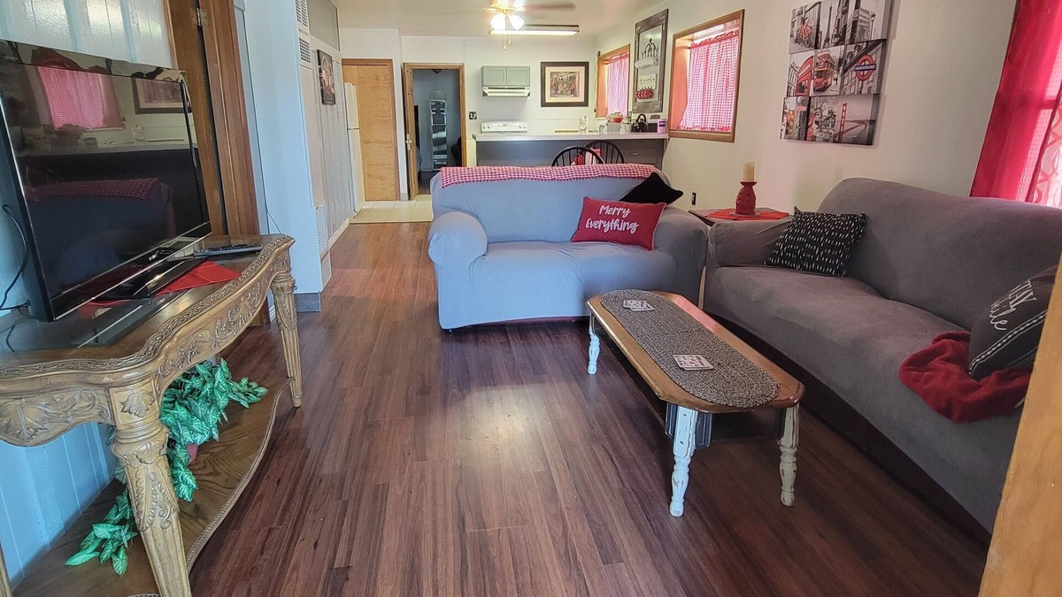Elko House | Charming 1950's Home, 1 Bedroom, and 1 Bathroom – Your Perfect Retreat