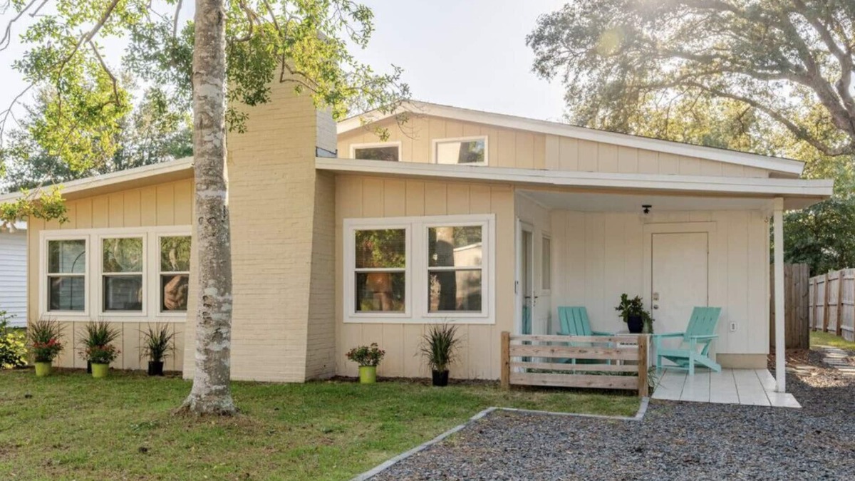 Tranquil Harbour House | Charming 1960s Cottage 3 Min Beach and Shops