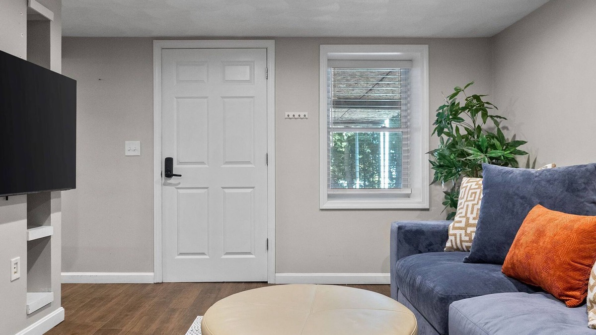 Reading Apartment | Charming 1BR apt -close to public transit -has parking -30min drive to BOS/Salem