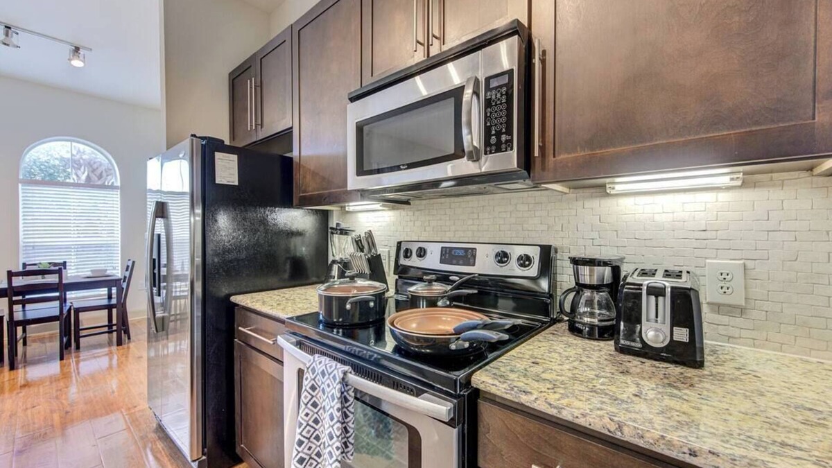 Texas Medical Center Apartment | Charming 1BR apt in Houston with AC, Pets OK, fitness room, NRG,Med Center