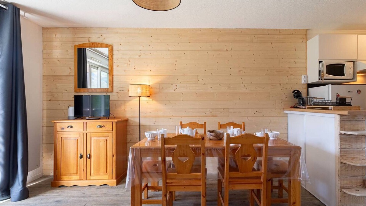 Germ Apartment | Charming 1BR+Cabin Apt for 6, Steps to Ski Lifts, Free Parking