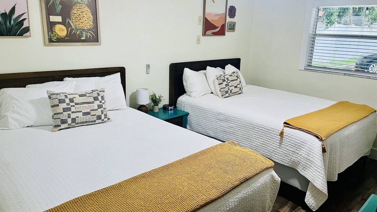 Safety Harbor Hotel | Charming 1BR Cottage w/2 Queens