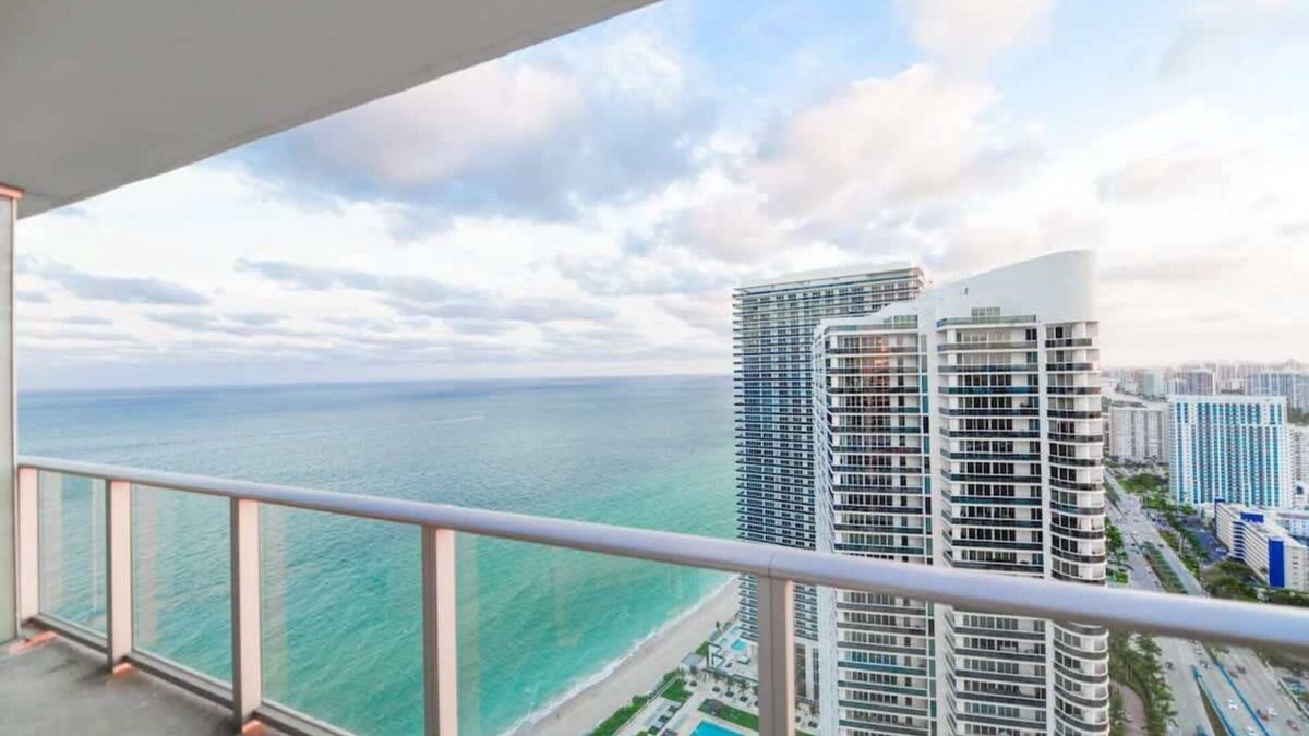 Hollywood South Central Beach Condo | Charming 1BR Ocean View | Pool & Resort Access