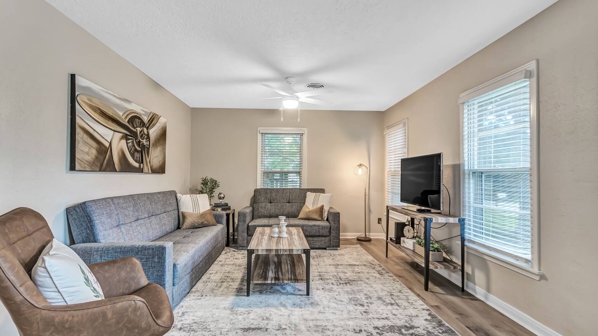 College Station House | Charming 2/1 Cottage-Style House Near Texas A&M, Recently Updated