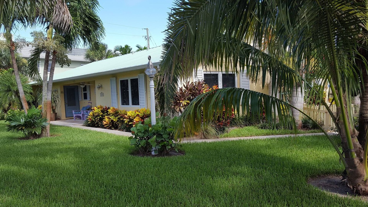 Juno Beach House | Charming 2/1 Tropical Getaway - Walk to Beach