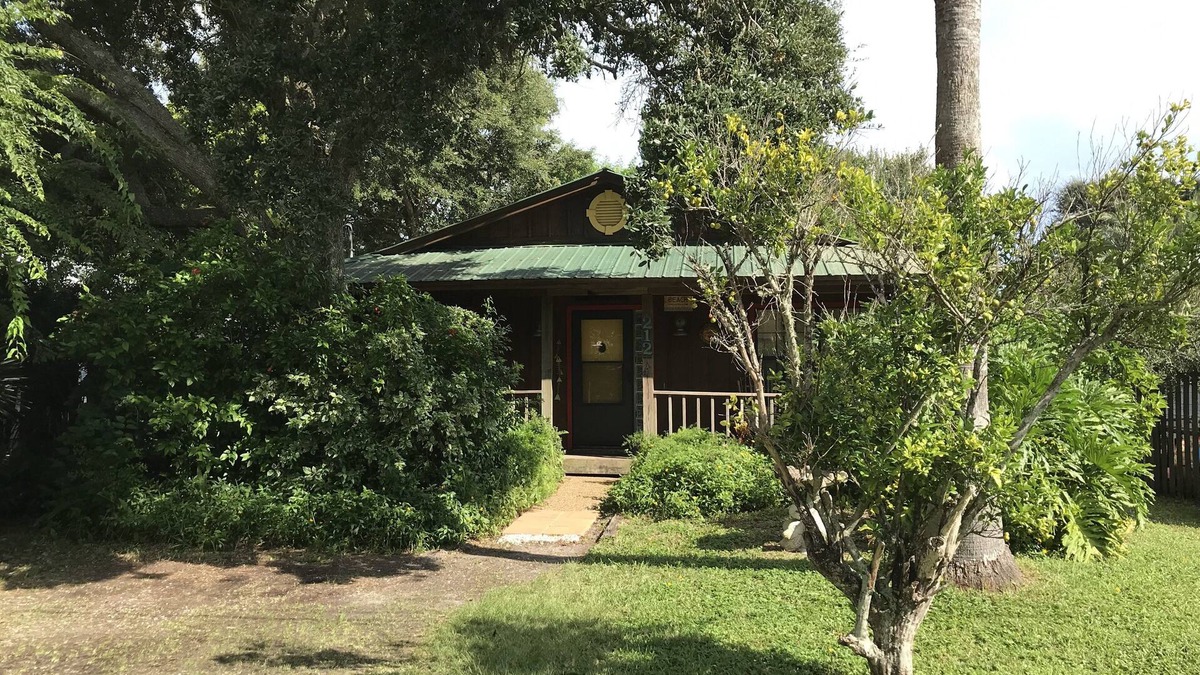 St. Augustine Beach Cottage | CHARMING 2/2 COTTAGE JUST A SHORT WALK TO THE BEACH/PET FRIENDLY/WIFI