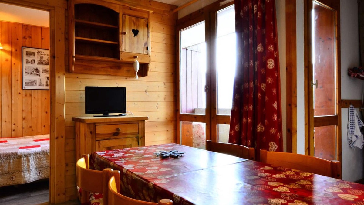 Montchavin Apartment | Charming 2/3-room renovated apartment for 5, close to slopes and shops, free parking