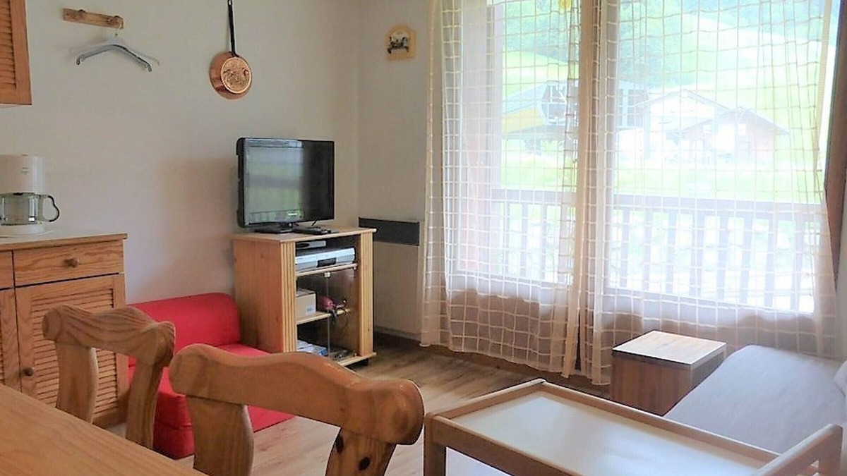 Beaufort Apartment | Charming 2* Apartment for 5 at Ski Slopes - Wifi, Parking, Pet-Friendly, Cozy Kitchen