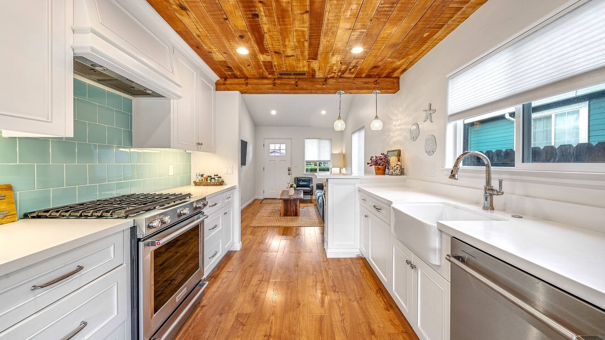 Seaside Cottage | Charming 2 BDR Seaside Cottage Perfect for Couples – Only 5 Minutes to the Beach