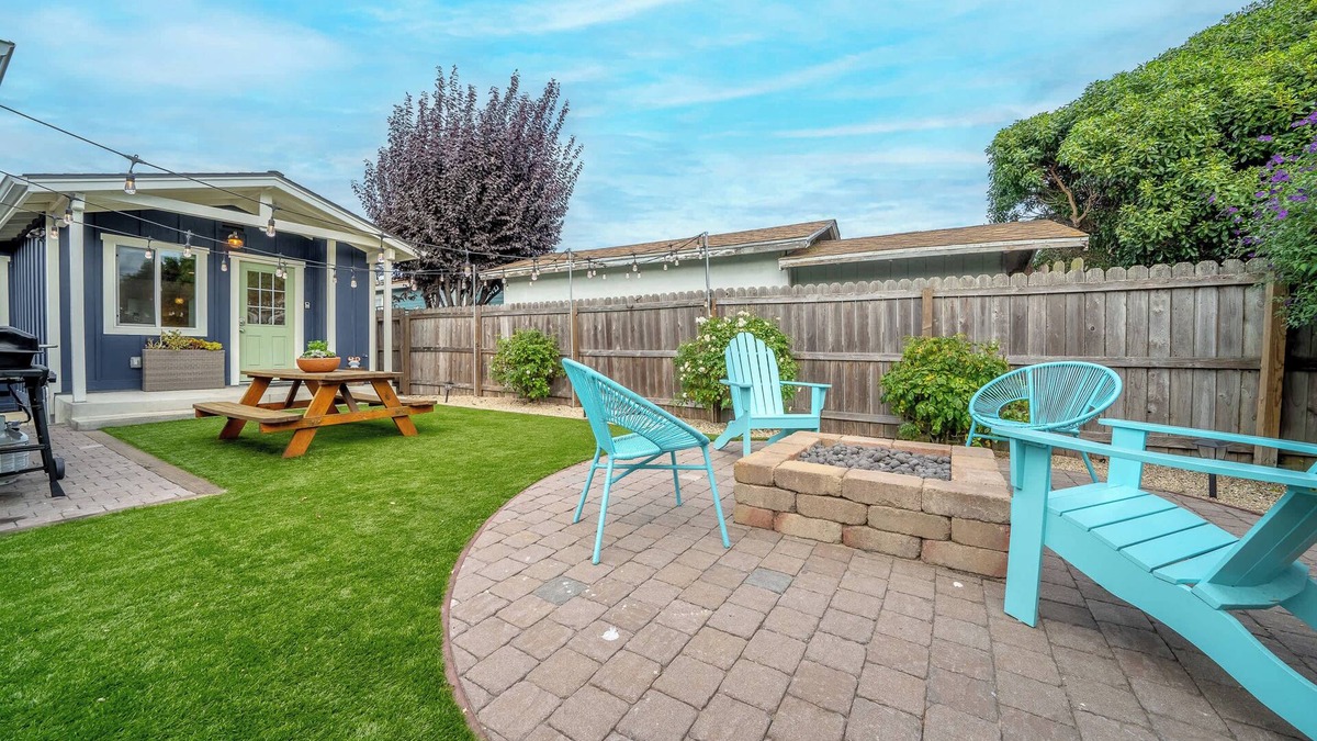 Seaside House | Charming 2 BDR Seaside Cottage – 5 Min to Beach!