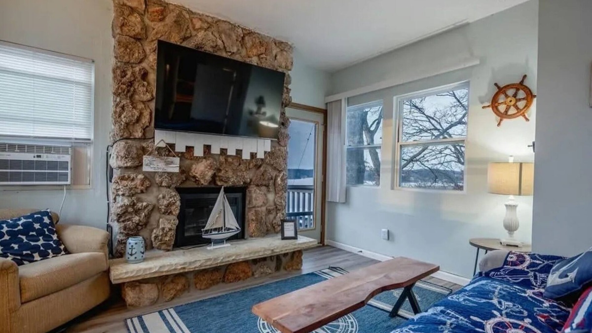 Lake Ozark Condo | Charming 2-bed 2-bath condo overlooking the beautiful Lake of the Ozarks-4MM