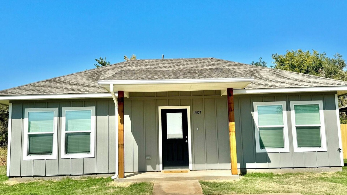 Lawton House | Charming 2 Bed/2 Bath house, fenced backyard, Pets OK!