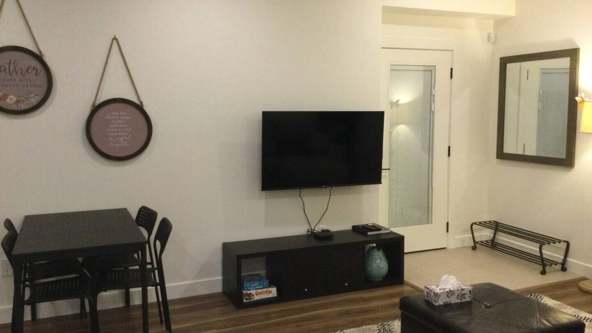 Lynn Valley House | Charming 2 bedroom Lynn Valley Suit/5 mins walk to village and transit