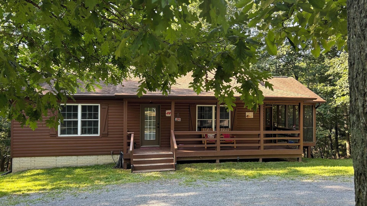 Berkeley Springs Cabin | Charming 2-bedroom cabin upstairs only Wifi , AC in tranquil Berkeley Springs