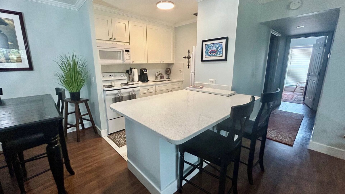 North Palm Beach Apartment | Charming 2-bedroom Palm Beach Gardens Work or Play Close to Jupiter, Juno Beach!