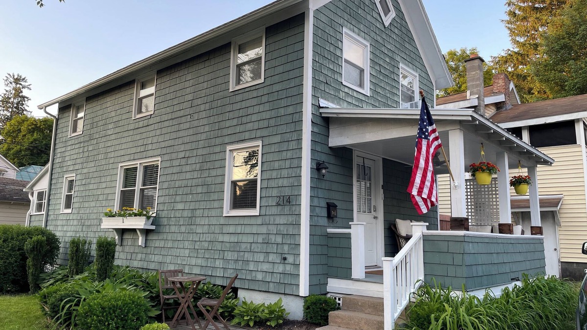 Saratoga Springs House | Charming 2-bedroom house just steps to racetrack