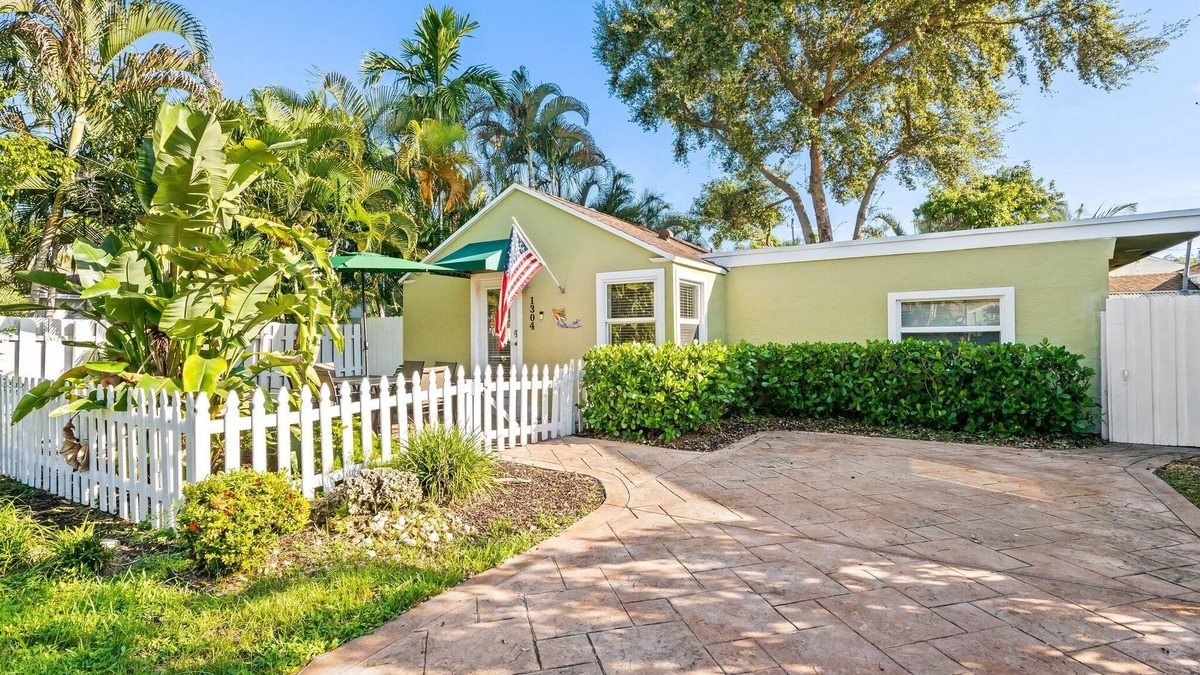 Victoria Park House | Charming 2-bedroom house with WiFi and AC in welcoming Fort Lauderdale