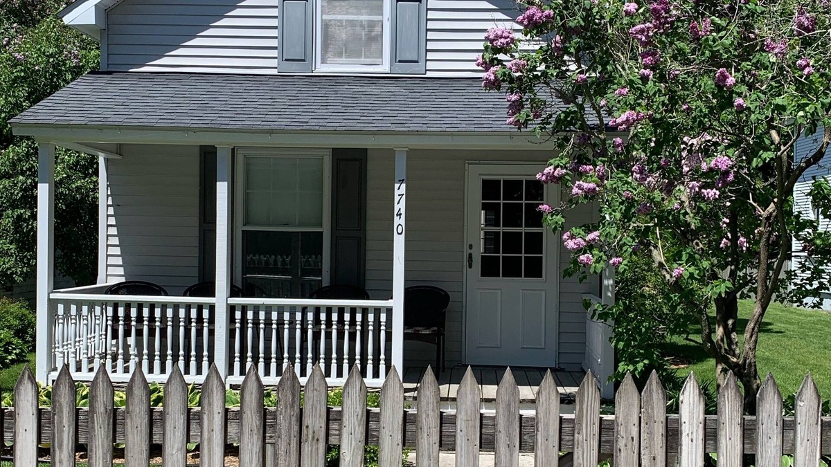 Mackinac Island State Park Cottage | Charming 2-bedroom cottage in lovely Mackinac Island with WiFi