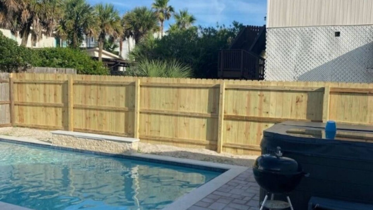 Villa Primera House | Charming 2-bedroom house with Wi-Fi, Washer, Dryer, and Pool in Pensacola Beach.