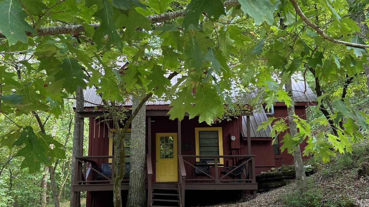 Eureka Springs Cabin | Charming 2 bedroom 2 bath cabin in lovely Eureka Springs