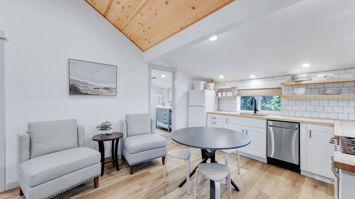Rockaway Beach Cabin | Charming 2-bedroom cabin in enchanting Rockaway Beach with WiFi