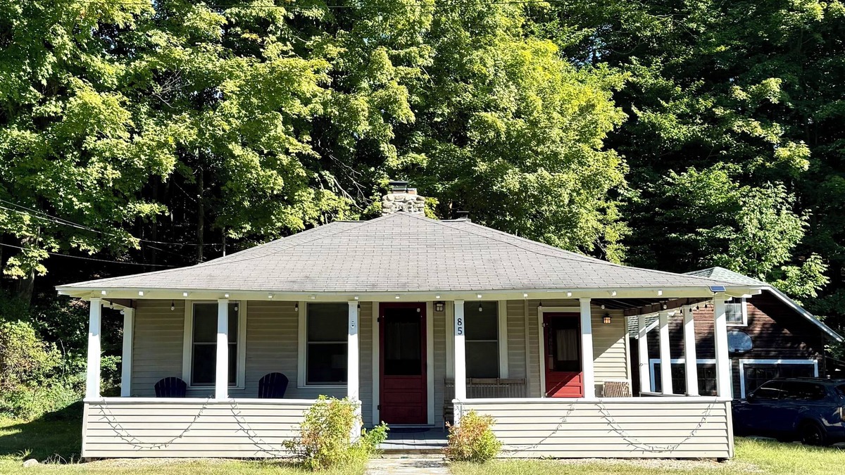 Elizabethtown Cabin | Charming 2-bedroom cabin in the Adirondacks with a treehouse and an artist loft