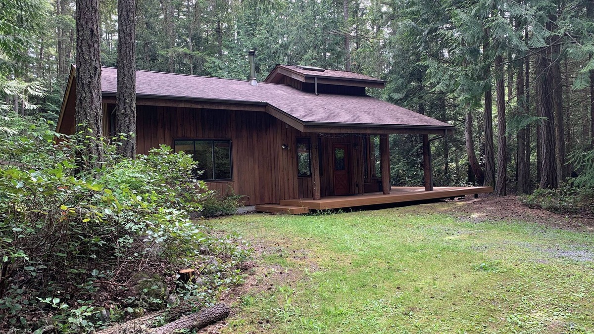 Roche Harbor Cabin | Charming 2-bedroom cabin on private lot near Roche Harbor with Wi-Fi