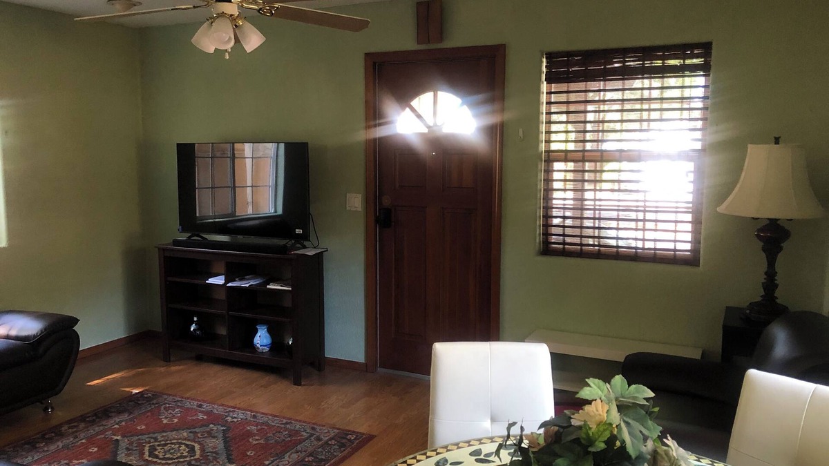 Shoreline West Cottage | Charming 2-bedroom cottage in Mountain View