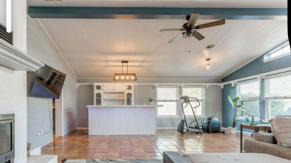 South Oklahoma City House | Charming 2-bedroom house with WiFi, AC, Towels, Linens, washer/dryer.