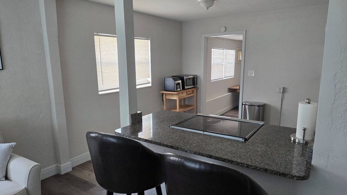 United Central House | Charming 2-bedroom house with WiFi, AC in enchanting St. Petersburg near it all!