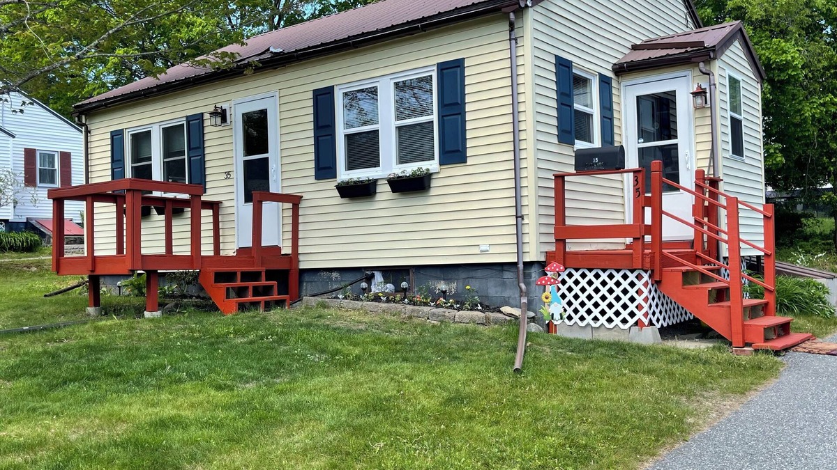 Ellsworth House | Charming 2-bedroom 1 bath house, pet friendly, in the center of Ellsworth.