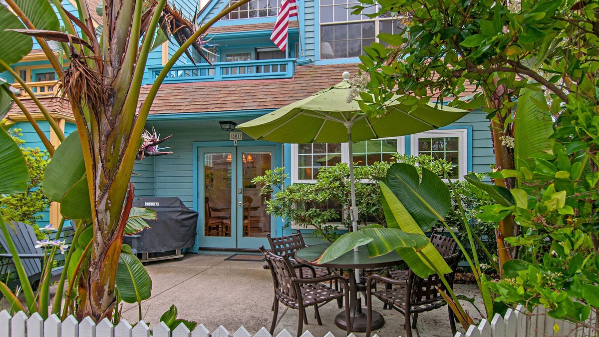 Central Mission Beach Condo | Charming 2 Bedroom/2 Bath with Fireplace, Beach is 2 min Walk