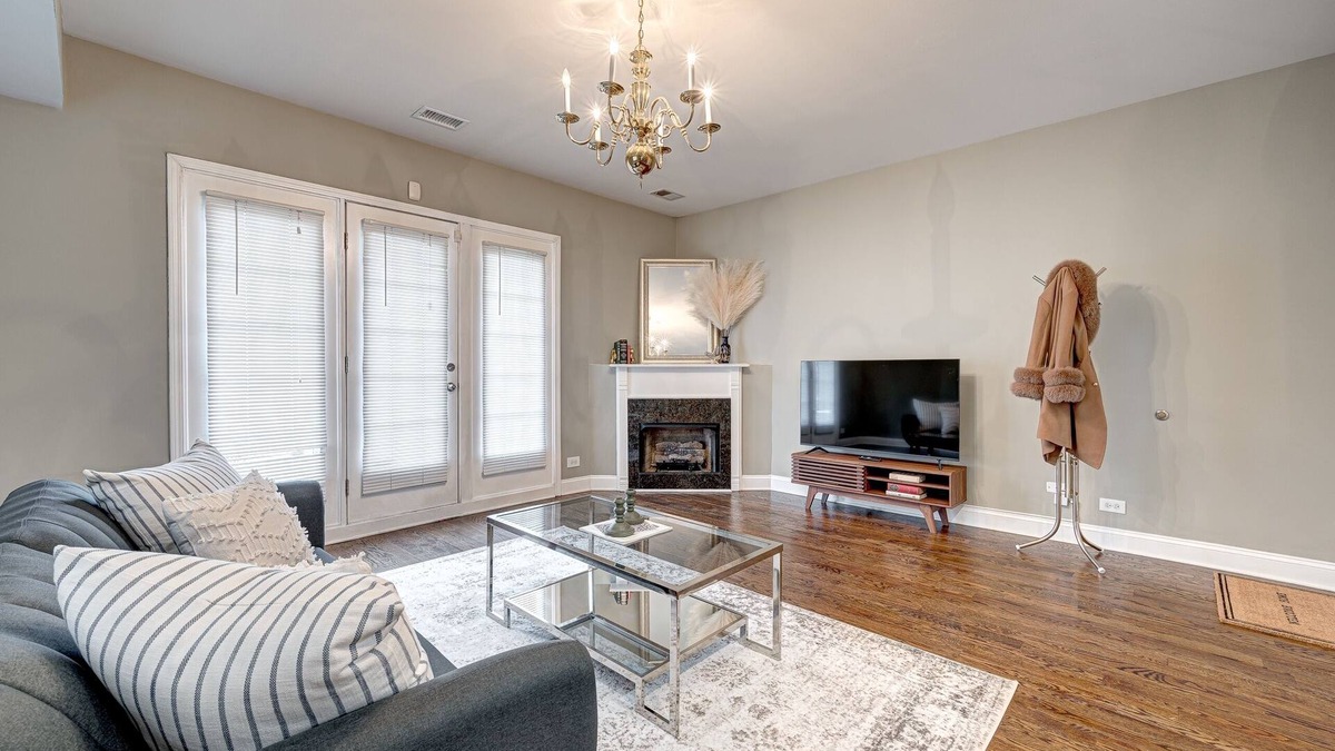 Tri-Taylor Apartment | Charming 2-bedroom 2-bathroom apartment near Downtown Chicago